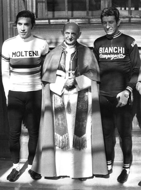 Papa Paolo VI, il 16 maggio 1974, benedice il Giro d&#39;Italia, Qui insieme a Eddy Merckx e Felice Gimondi (Olympia)